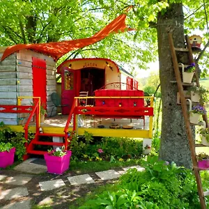 Couette-café La Roulotte De Lola - D'hôtes, La Celle (Auvergne)